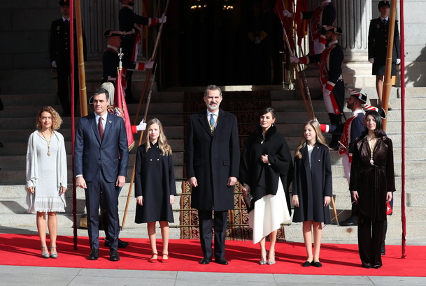 Sus Majestades los Reyes acompañados por la Princesa de Asturias y la Infanta Doña Sofía, junto al presidente del Gobierno y la presidenta del Senado